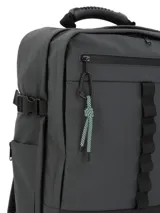 Mochila y maletín RKF de poliéster reciclado resistente al agua, en color gris oscuro con base negra. Cuenta con asa superior de goma reforzada, múltiples compartimentos con cierre impermeable, bolsillo para laptop y detalles en cordón verde con mosquetón.