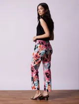 Pantalón de gabardina elastizada con estampado floral multicolor, pretina ancha elastizada y corte recto.
