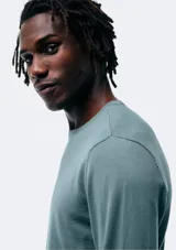 Buzo de punto para hombre en color gris oscuro, con cuello redondo, manga larga y terminaciones acanaladas en puños y cintura.