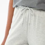 Pantalón de chándal gris melange, de corte jogger con puños elásticos en los tobillos y cintura elástica ajustable.