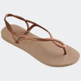 Ojotas Havaianas modelo Luna, color negro, con diseño de tiras trenzadas que se entrelazan en la parte delantera y correa trasera para mayor sujeción.