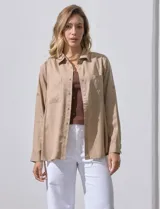 Camisa color verde oliva de lyocell, marca Cyrus. Tiene cuello con solapa, abertura central con botones, mangas 3/4 regulables con presilla y botón, y dos bolsillos delanteros aplicados.