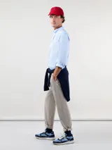 Camisa celeste lisa de hombre, marca El Ganso, confeccionada en tejido 100% algodón pin point. Corte regular fit, cuello clásico, cierre con botones y logo bordado en el pecho.