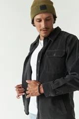 Sobrecamisa de pana color beige, con cuello clásico, cierre frontal de botones y bolsillos tipo cartera en el pecho.