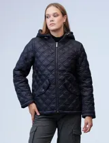 Campera capitoneada negra marca Michael Kors con capucha desmontable, cierre metálico central y bolsillos delanteros.