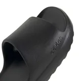 Sandalias tipo slide Adidas Adilette Lumia, color negro, con diseño minimalista de una sola banda ancha y suela con plataforma.