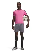 Short deportivo Under Armour Challenger Train de color gris con detalles en fucsia en los laterales, diseñado para hombre.