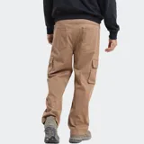 Pantalón cargo de corte recto en color gris, con bolsillos laterales con solapa y costuras reforzadas en las rodillas.