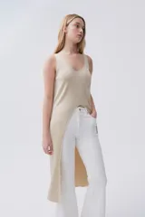 Musculosa larga color beige con lurex y escote en V.