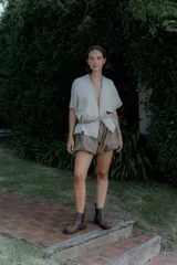 Short marrón estilo bomber con silueta relajada, cintura elastizada y vibes sporty-chic.