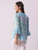 Blusa de gasa estampada con cuello a la base, escote en V, botones y manga ¾ amplia.
