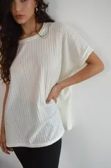 Remerón azul eléctrico de viscosa con mangas cortas y cuello redondo.