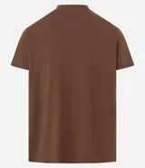 Remera marrón de algodón, corte comfort, con cuello redondo y mangas cortas. Presenta un pequeño estampado de palmera en el pecho.