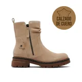 Bota corta de cuero gamuzado color beige, con diseño de caña media, cierre lateral y suela track de goma color marrón.