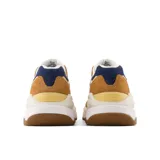 Championes urbanos New Balance modelo 5740, color marrón, blanco y azul, confeccionados en gamuza y malla, con logo "N" característico en los laterales y entresuela ENCAP.