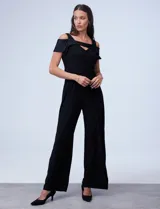 Enterito largo negro de seda fría, marca RM Richards. Presenta escote asimétrico y mangas cortas con detalle de brillos. Espalda con abertura central y cierre invisible.