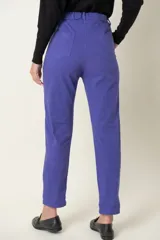 Pantalón recto color marrón claro, de algodón italiano, con bolsillos laterales y traseros.