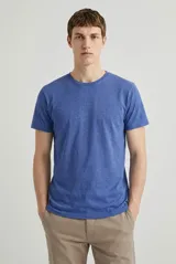 Remera de cuello redondo y manga corta, con diseño básico y ajuste regular.