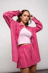 Camisa de manga larga con cierre frontal de botones y diseño a rayas verticales en tonos azul y blanco.