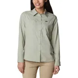 Camisa de manga larga Columbia, color verde claro, con cuello clásico, cierre frontal de botones y dos bolsillos en el pecho. Presenta un diseño técnico con ventilación, ideal para actividades al aire libre.