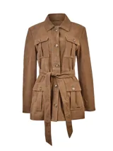 Chaqueta de estilo safari confeccionada en gamuza color marrón, con cuello camisero, cierre frontal de botones y cinturón ajustable a la cintura. Presenta cuatro bolsillos frontales con solapa y botones.