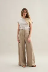 Pantalon largo de lino color tostado, tiro alto, corte ancho y recto, con costuras centrales decorativas y bolsillos laterales.
