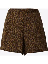 Short de pijama con estampado animal print en tonos marrones y negros. Confeccionado en tejido viscosa suave, con cintura elástica y bolsillos laterales.