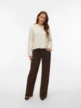 Jean wide leg de tiro medio para mujer, confeccionado en 100% algodón, con diseño de silueta amplia y estampa tipo snake en tono marrón oscuro.