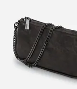 Cartera bandolera compacta de cuero sintético color negro, con cierre superior y doble correa de cadena metálica, una corta para el hombro y una larga ajustable.