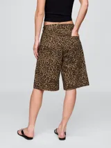Short de jean de tiro alto con estampado animal print de leopardo en tonos marrones.