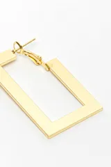 Aros caravanas colgantes de diseño geométrico rectangular y acabado dorado brillante.