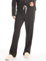Conjunto de pijama compuesto por una remera de manga larga con escote en V, abertura frontal con botones y bolsillo aplicado, y un pantalón con cintura elástica y lazo de ajuste. Presenta un estampado animal print en tonos neutros.