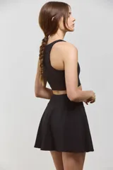 Pollera deportiva corta con calza incorporada, diseñada para actividades como pádel o tenis. Cuenta con cintura ancha de ajuste cómodo y bolsillo invertido en la calza para guardar pelotas. Confeccionada en tejido liviano y elastizado.