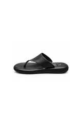 Sandalias de dedo color tostado, con plataforma baja y diseño de tira ancha.