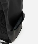 Mochila urbana de diseño estructurado con acabado engomado, cierre tipo roll-top con hebilla ajustable, bolsillo frontal con cremallera y correas traseras ajustables.