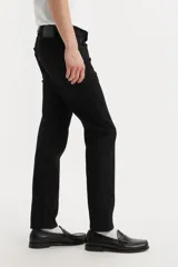 Jeans Levi's modelo 502 de corte regular taper, color negro, con cierre de botones y cinco bolsillos clásicos.