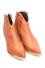 Botín texano de cuero liso color negro, con cierre lateral y taco de madera.