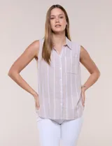 Musculosa de lino a rayas, con cuello con solapa, escote en V, cierre frontal con botones y un bolsillo aplicado en el pecho.