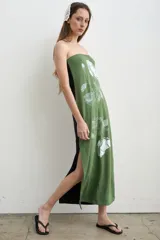 Vestido largo de algodón con diseño strapless, color verde militar en el frente con estampado de rosas blancas y color negro en la espalda, con tajos laterales.