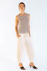 Musculosa de punto canalé color marrón con escote bote y diseño sin mangas.