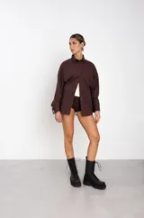 Borcegos de cuero negro con caña media, cierre frontal con cordones y suela track robusta.