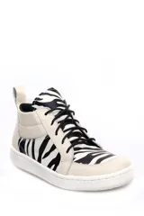 Zapatillas deportivas de caña media color beige con estampado animal print de cebra en blanco y negro.