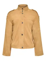 Chaqueta de cuero camel RKF modelo Rawina, con cuello alto, cierre frontal de botones metálicos, bolsillos frontales ribeteados y trabillas decorativas en hombros.