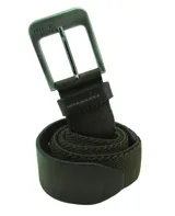 Cinto trenzado elástico color marrón oscuro, con hebilla rectangular metálica de estilo cepillado y terminal de cuero marrón oscuro.