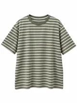 Remera de manga corta con diseño de rayas horizontales en color verde militar y blanco, cuello redondo y corte holgado.