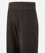 Pantalón de corte recto confeccionado en tejido de punto, con cintura elástica de tiro medio. Presenta un diseño minimalista y cómodo, ideal para un look sofisticado.