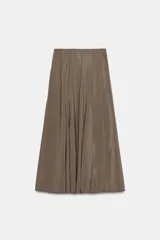 Falda larga de tiro alto y diseño fluido, color marrón, con cintura elástica y cierre lateral con cremallera oculta en costura.
