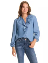 Blusa de lyocell con cuello a la base, escote en V y detalle de volados frontales. Presenta cierre con botones y mangas largas con puños elásticos fruncidos.