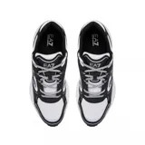 Championes deportivos EA7 Emporio Armani, diseño de estilo chunky con combinación de colores blanco y negro. Presentan el logo de la marca en el lateral y en el talón, con suela de plataforma robusta y cordones.