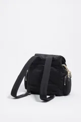 Mochila Pocket Bimba Y Lola negra de nylon con estructura blanda, bolsillos frontales y laterales con cierre, solapa superior con hebilla, detalles de cordones en contraste y logo de la marca estampado en el frente.